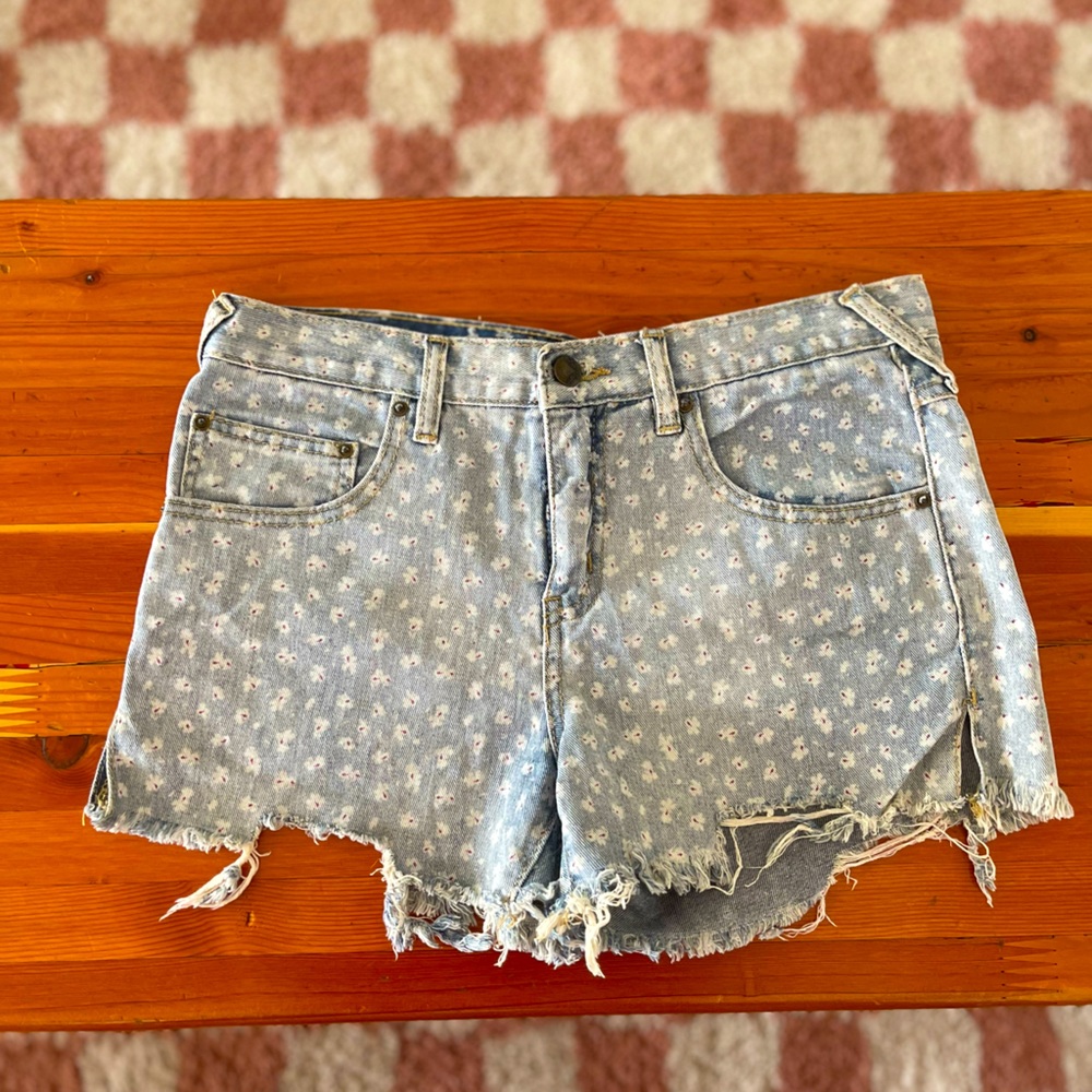 Free People, mini shorts, cute little white flower pattern, distressed